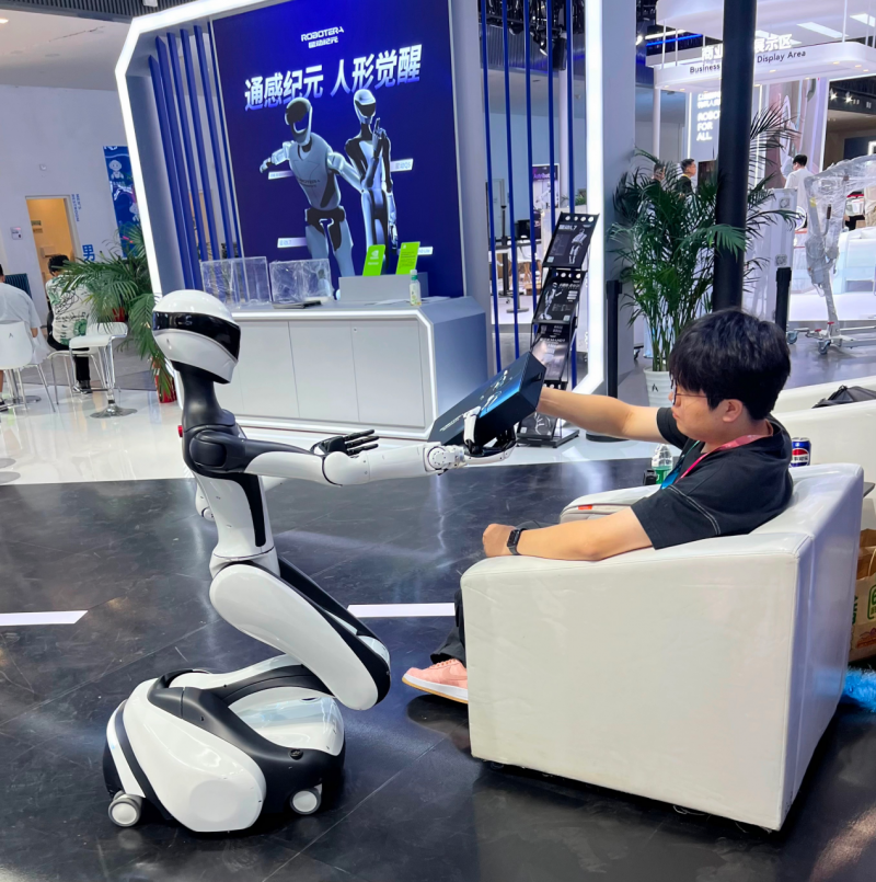 星动纪元具身智能 “六边形战士” 亮相WRC，全能实力Slay全场(图4)